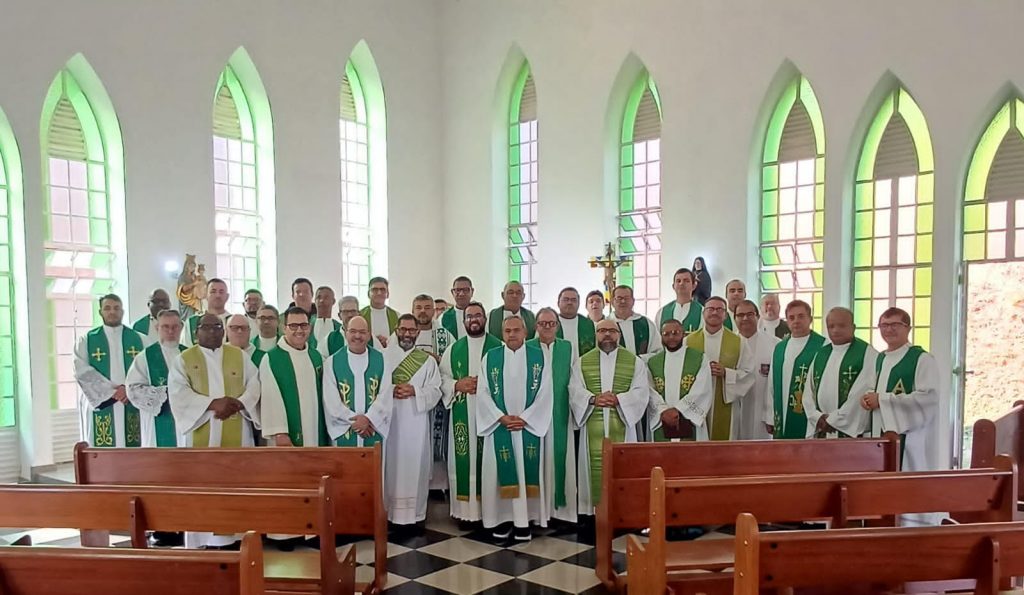 Iniciando o dia com uma Celebração Eucarística.