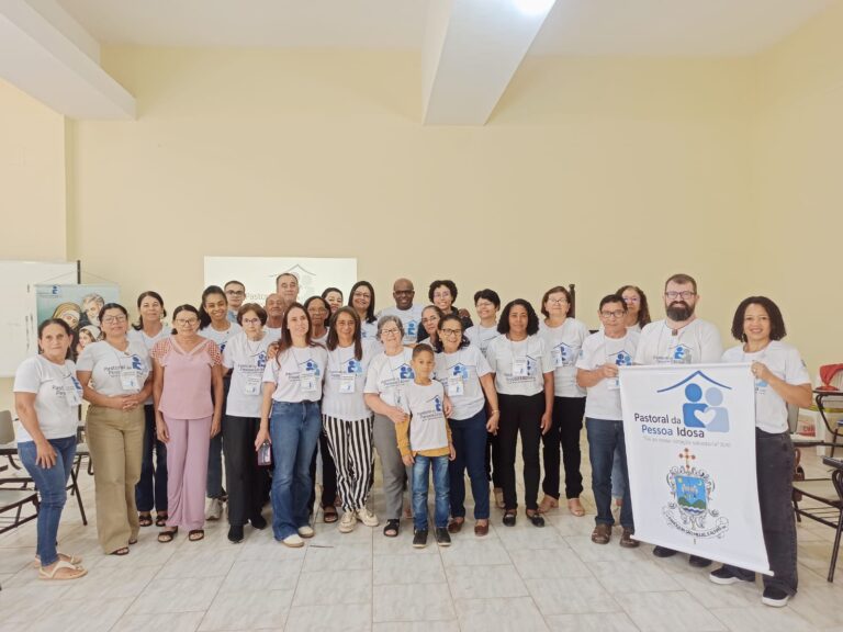 Fotografia de todos os participantes do 3º Encontro Diocesano da Pastoral da Pessoa Idosa.